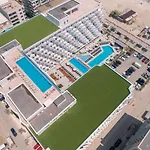 Royale Sundance 218 Infinity Pool & Mamaia Nord Năvodari