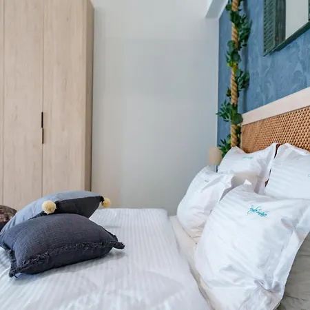 Royale Sundance 218 Infinity Pool & Mamaia Nord