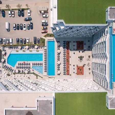 Royale Sundance 218 Infinity Pool & Mamaia Nord