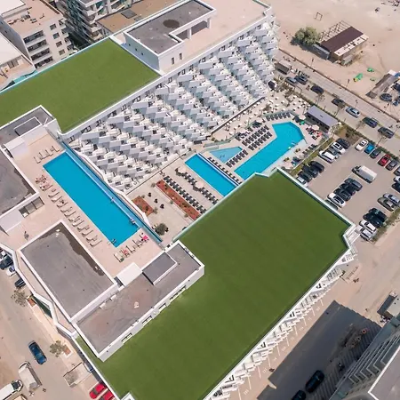 Royale Sundance 218 Infinity Pool & Mamaia Nord Navodari